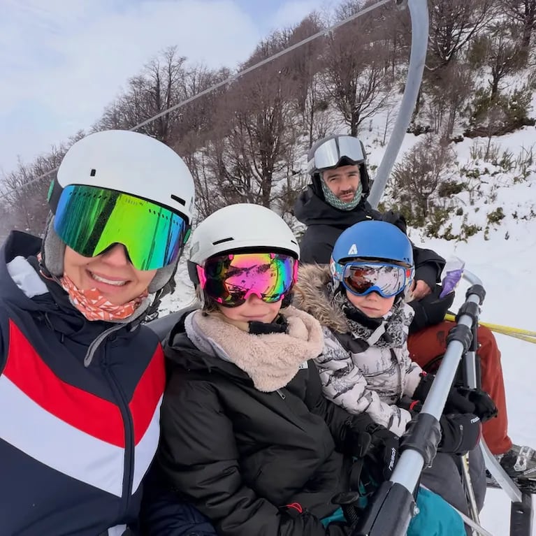 Marcela Kloosterboer, Fernando Sieling, Juana y Otto, todos juntos rumbo a la montaña — Fuente: Instagram