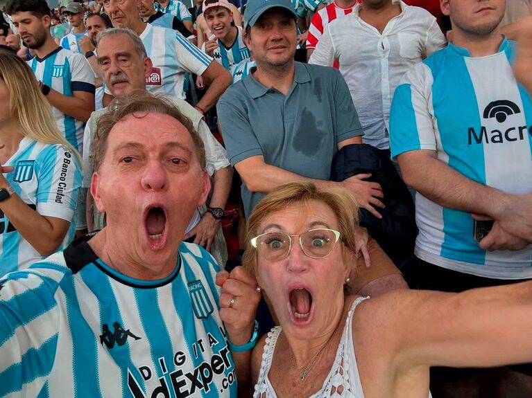 Marcelo Bonelli y su esposa Susana en el festejo del tercer gol de Racing (Foto: Instagram)