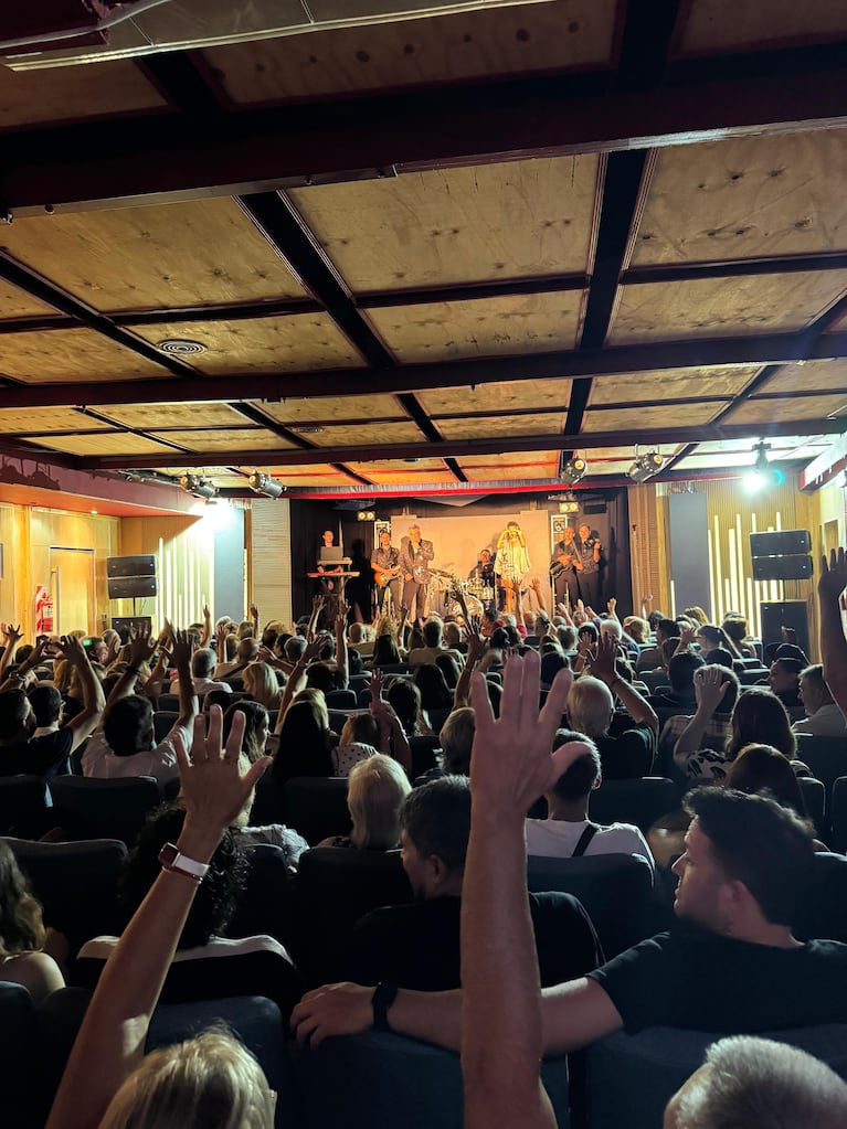 Marcelo Iripino y “Mestiza” debutaron a sala llena en Villa Carlos Paz