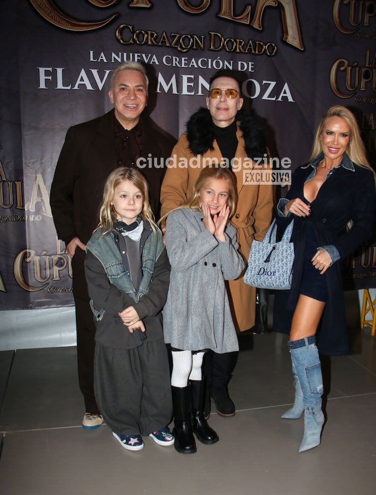 Marcelo Polino con Luciana y Matilda Salazar en el estreno de Flavio Mendoza, La Cúpula (Foto: Movilpress).