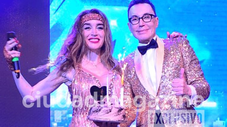 Marcelo Polino cumplió años y lo celebró en el teatro con Fátima Flórez, su elenco y el público (Foto: RS Fotos).