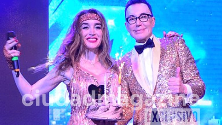 Marcelo Polino cumplió años y lo celebró en el teatro con Fátima Flórez, su elenco y el público (Foto: RS Fotos).
