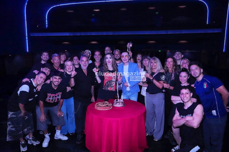 Marcelo Polino cumplió años y lo celebró en el teatro con Fátima Flórez, su elenco y el público (Foto: RS Fotos).