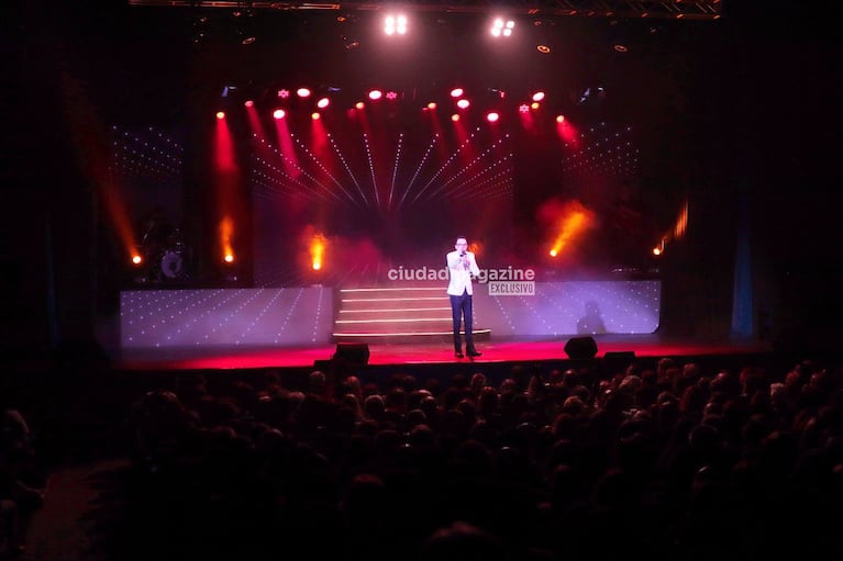 Marcelo Polino cumplió años y lo celebró en el teatro con Fátima Flórez, su elenco y el público (Foto: RS Fotos).