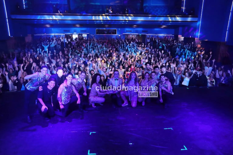 Marcelo Polino cumplió años y lo celebró en el teatro con Fátima Flórez, su elenco y el público (Foto: RS Fotos).