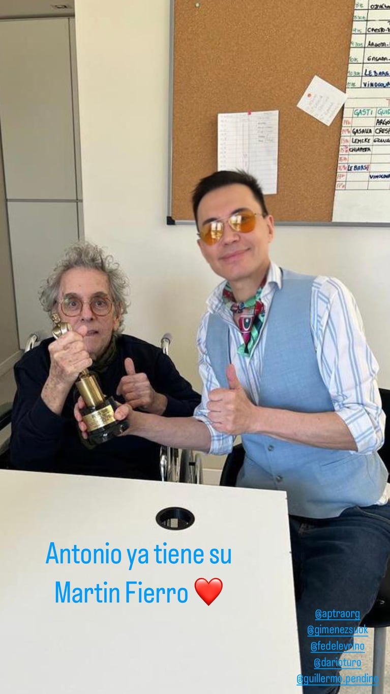 Marcelo Polino cumplió su palabra y entregó a Antonio Gasalla la preciada estatuilla de los Premios Martín Fierro. (Foto: Instagram / marcelopolino)