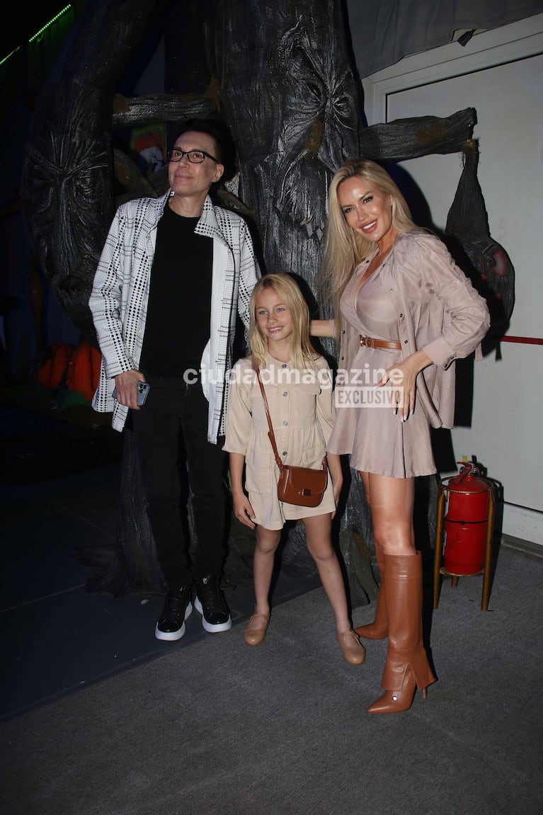 Marcelo Polino, Luciana y Matilda Salazar en la presentación de Mundo Halloween de Flavio Mendoza (Foto: Movilpress).