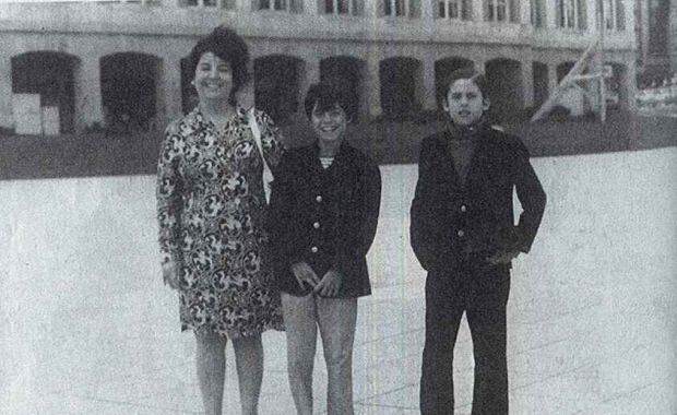 Marcelo Tinelli (centro) con su mamá y un amigo en Mar del Plata.  (Foto: revista Viva)