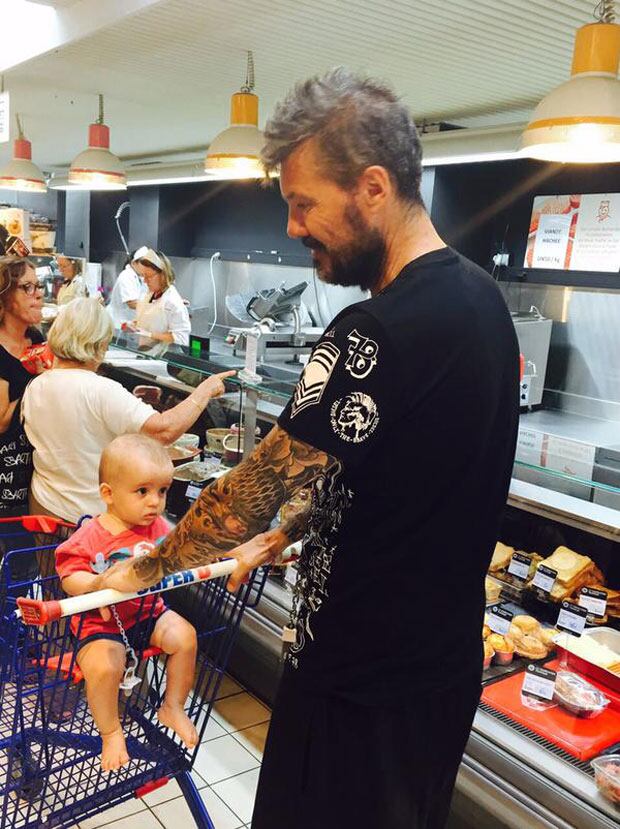 Marcelo Tinelli, de compras en el supermercado con Lorenzo. (Foto: Twitter)