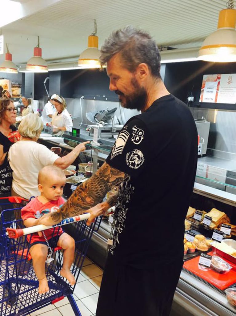 Marcelo Tinelli, de compras en el supermercado con Lorenzo. (Foto: Twitter)