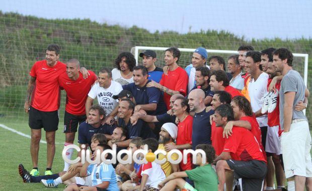 Marcelo Tinelli despide el 2012 jugando al fútbol con amigos. (Foto: Ciudad.com/Punta del Este)