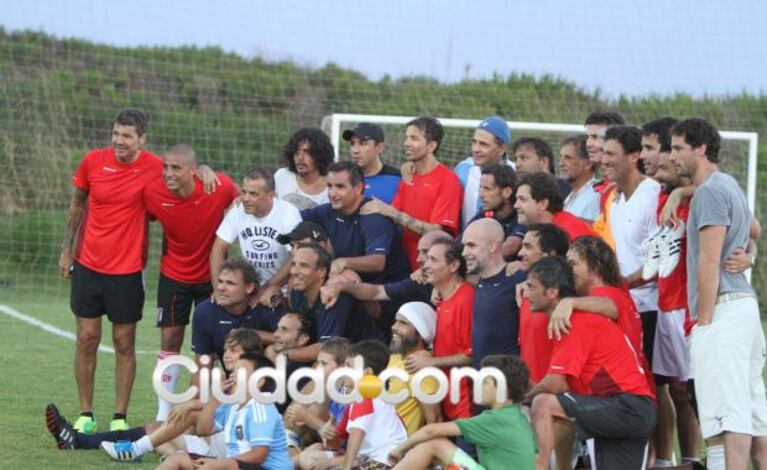 Marcelo Tinelli despide el 2012 jugando al fútbol con amigos. (Foto: Ciudad.com/Punta del Este)