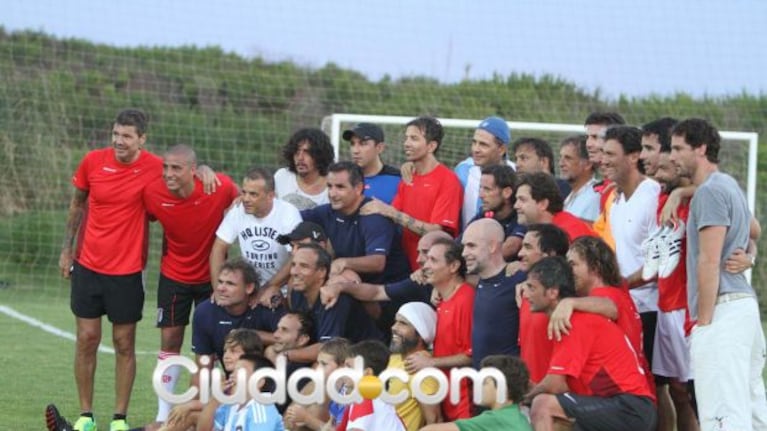 Marcelo Tinelli despide el 2012 jugando al fútbol con amigos. (Foto: Ciudad.com/Punta del Este)
