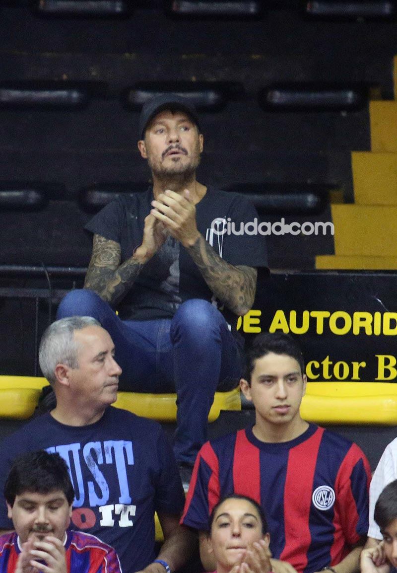 Marcelo Tinelli, en familia alentó al equipo de básquet de San Lorenzo. (Foto: Movilpress)