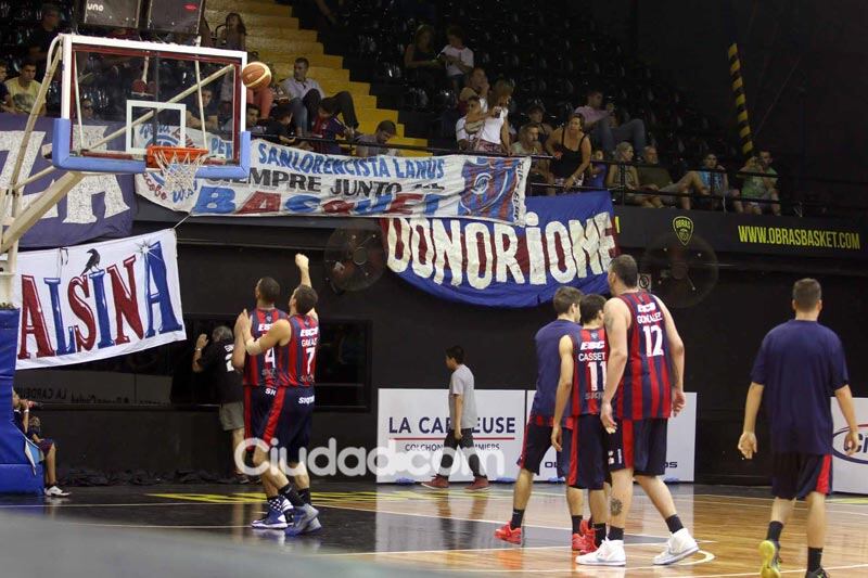 Marcelo Tinelli, en familia alentó al equipo de básquet de San Lorenzo. (Foto: Movilpress)