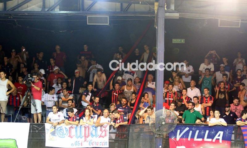 Marcelo Tinelli, en familia alentó al equipo de básquet de San Lorenzo. (Foto: Movilpress)