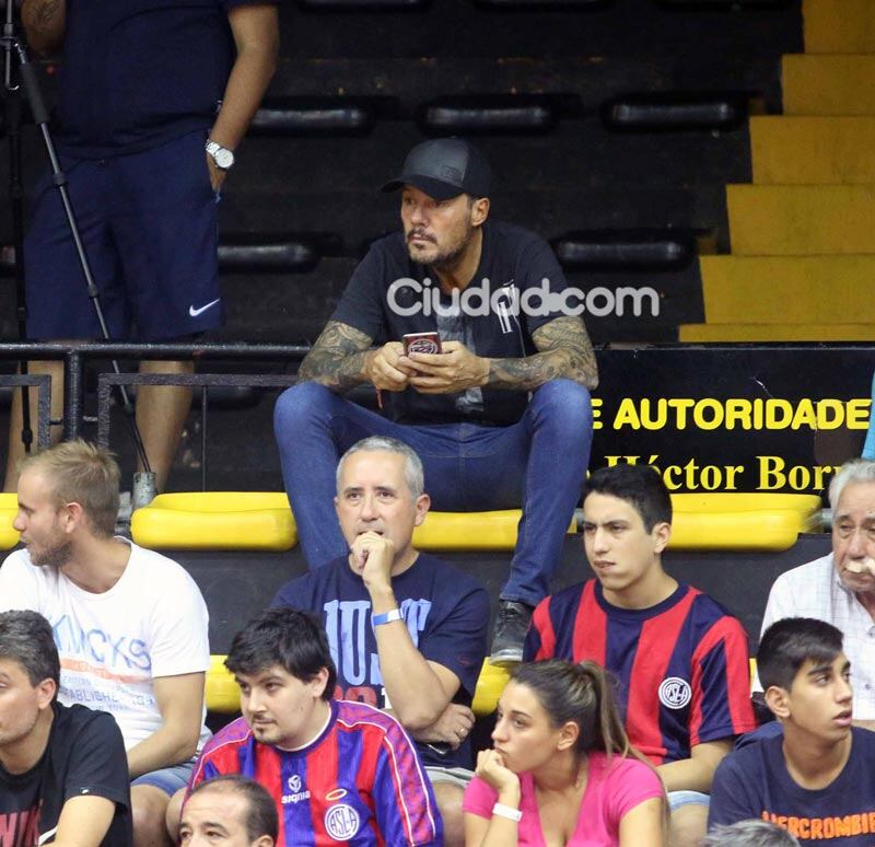 Marcelo Tinelli, en familia alentó al equipo de básquet de San Lorenzo. (Foto: Movilpress)