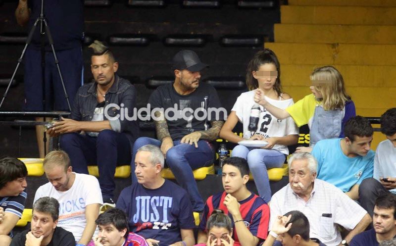 Marcelo Tinelli, en familia alentó al equipo de básquet de San Lorenzo. (Foto: Movilpress)