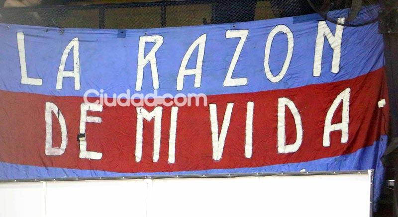 Marcelo Tinelli, en familia alentó al equipo de básquet de San Lorenzo. (Foto: Movilpress)