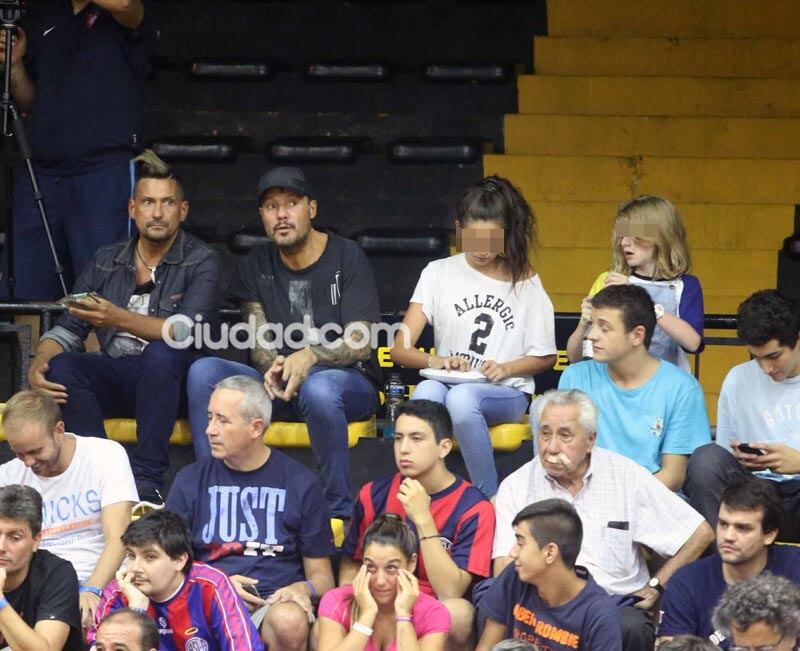 Marcelo Tinelli, en familia alentó al equipo de básquet de San Lorenzo. (Foto: Movilpress)