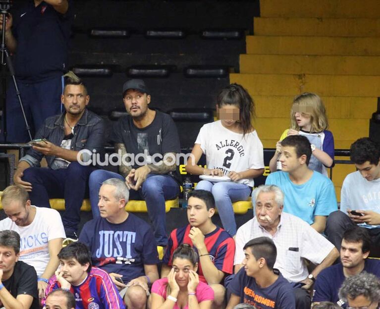 Marcelo Tinelli, en familia alentó al equipo de básquet de San Lorenzo. (Foto: Movilpress)