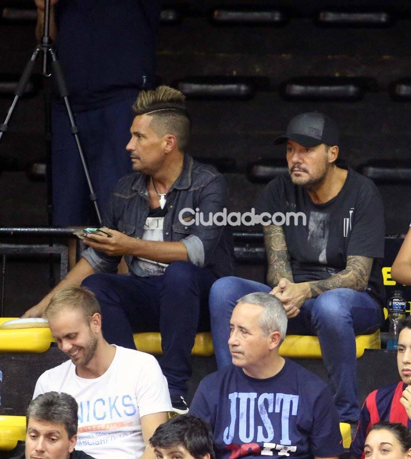 Marcelo Tinelli, en familia alentó al equipo de básquet de San Lorenzo. (Foto: Movilpress)