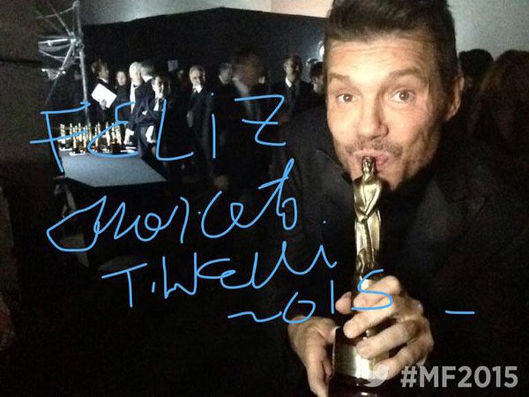 Marcelo Tinelli, feliz con su estatuilla (Fotos: @eltreceoficial). 