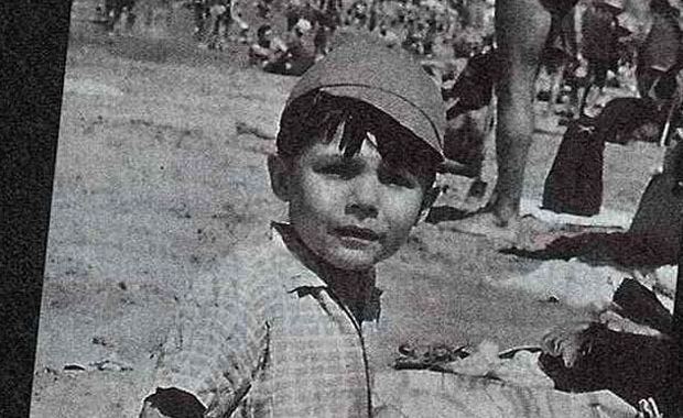 Marcelo Tinelli, muy chiquitito, en la playa.  (Foto: revista Viva)