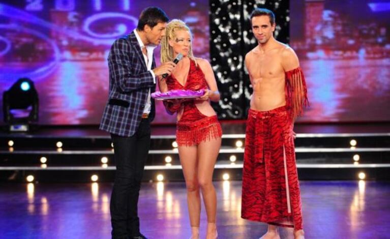 Marcelo Tinelli recibe a Nicole Neumann y Nicolás Scillama en ShowMatch. (Foto: Ideas)