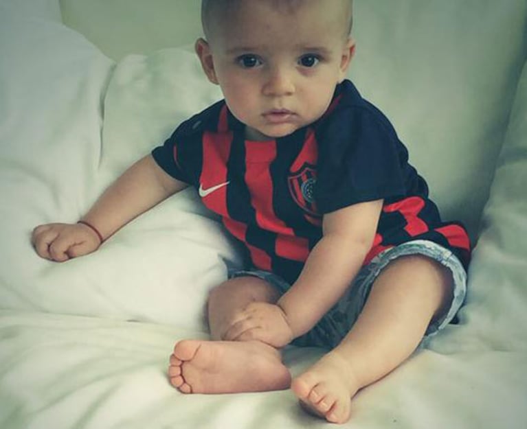 Marcelo Tinelli y familia, mostraron las nuevas camisetas de San Lorenzo. (Fotos: Twitter)