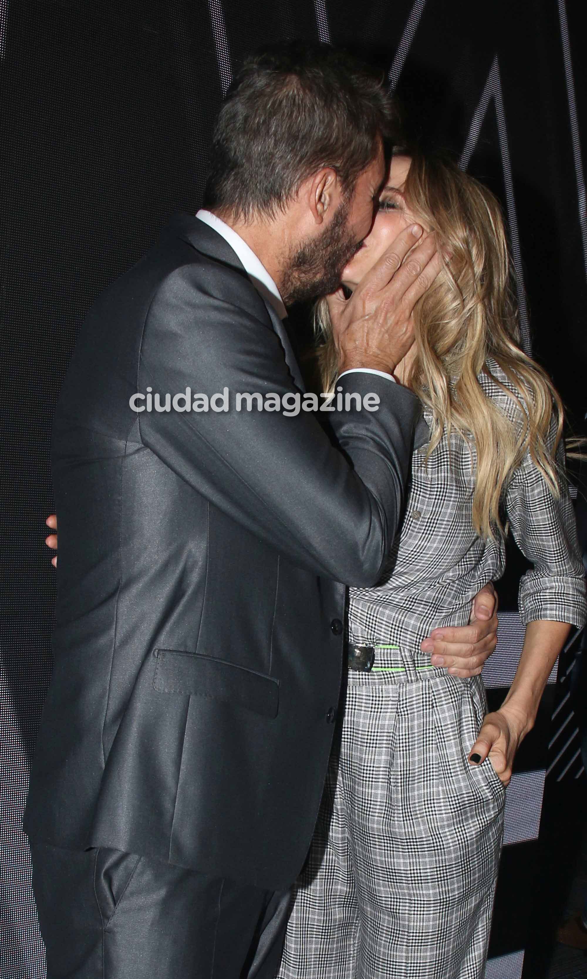 Marcelo Tinelli y Guillermina Valdés, a los besos en BAFWeek (Movilpress)