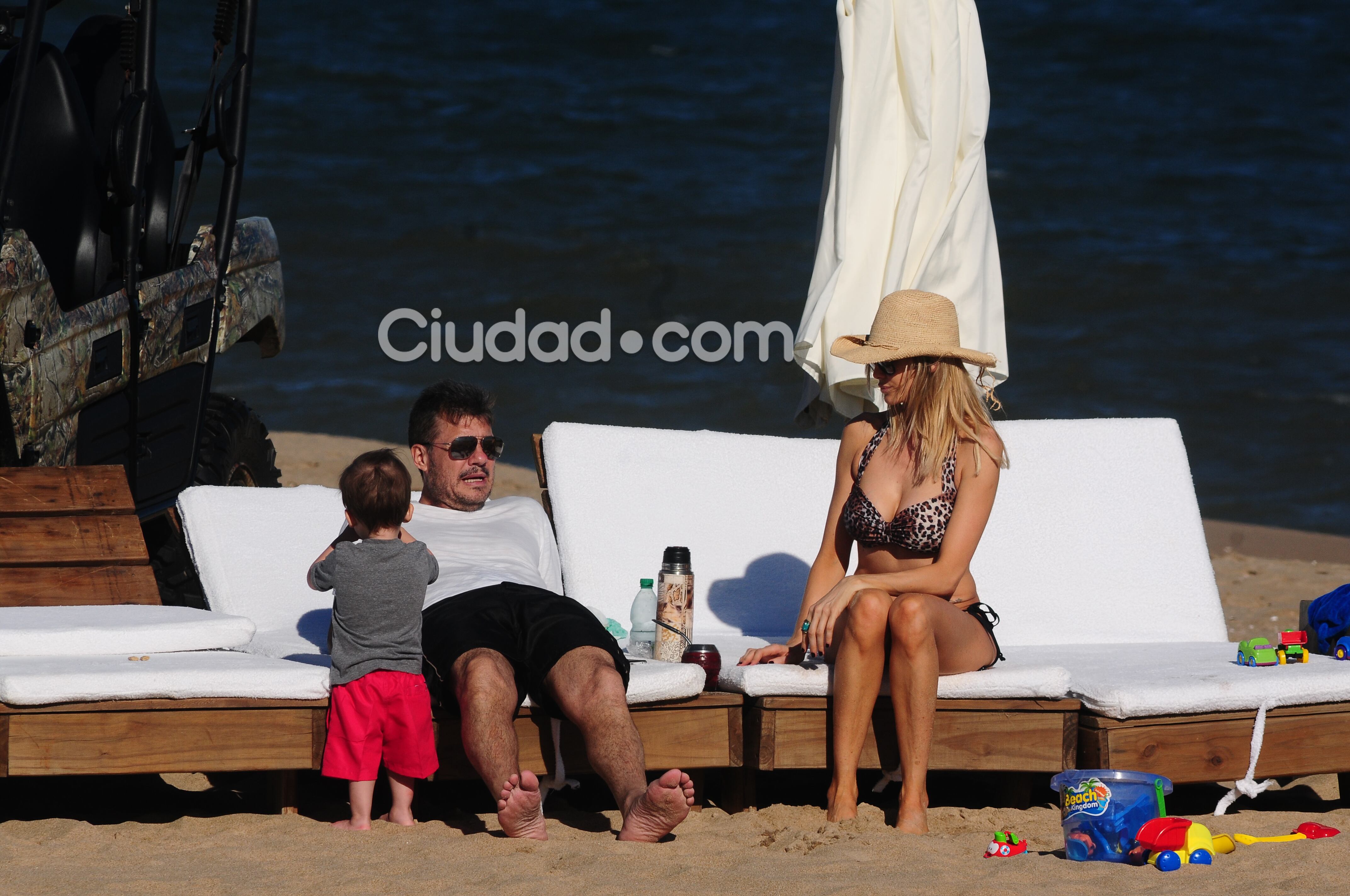 Marcelo Tinelli y Guillermina Valdés, felices junto a Lolo en Punta (Fotos: MSnews). 
