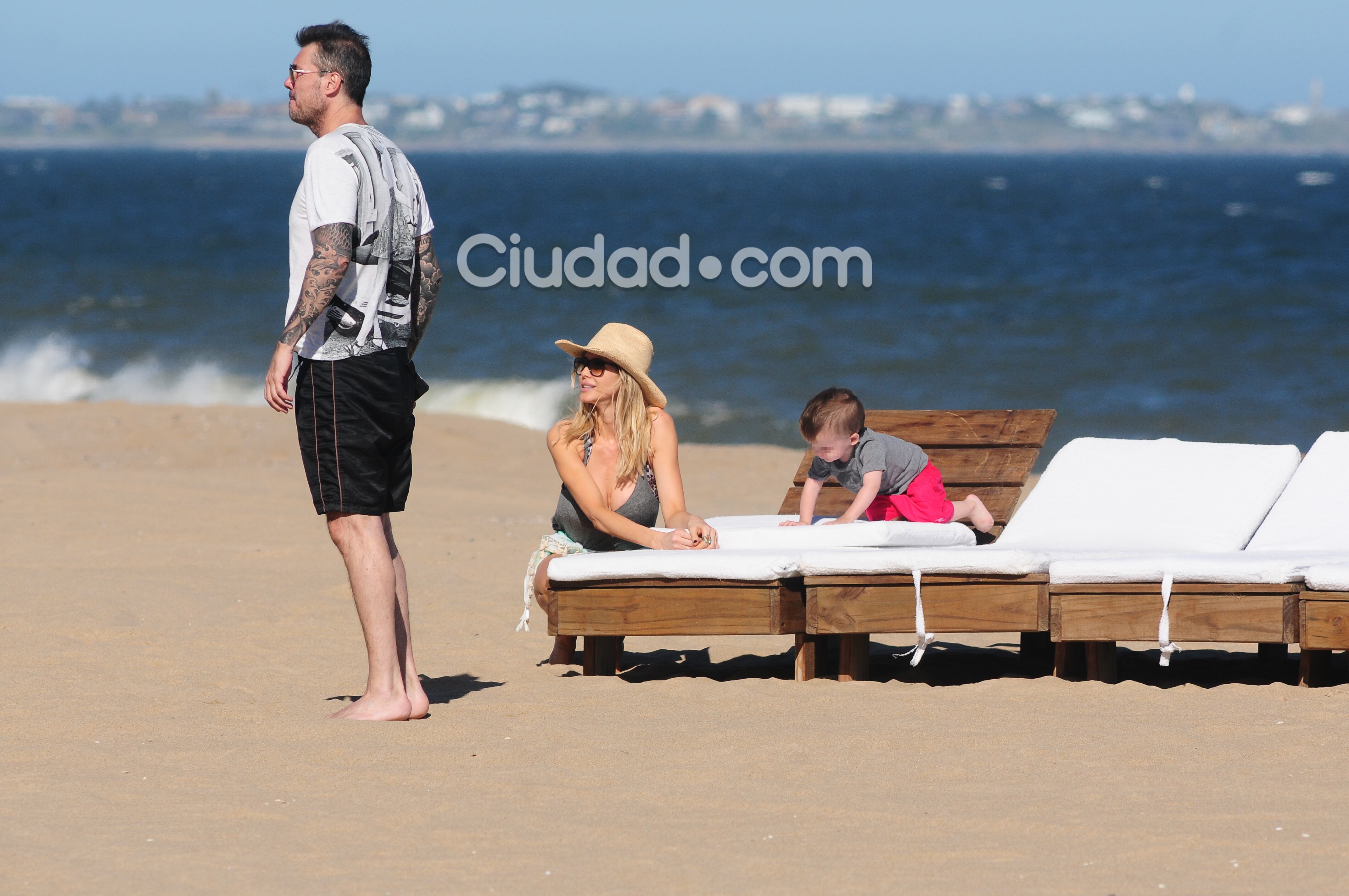 Marcelo Tinelli y Guillermina Valdés, felices junto a Lolo en Punta (Fotos: MSnews). 