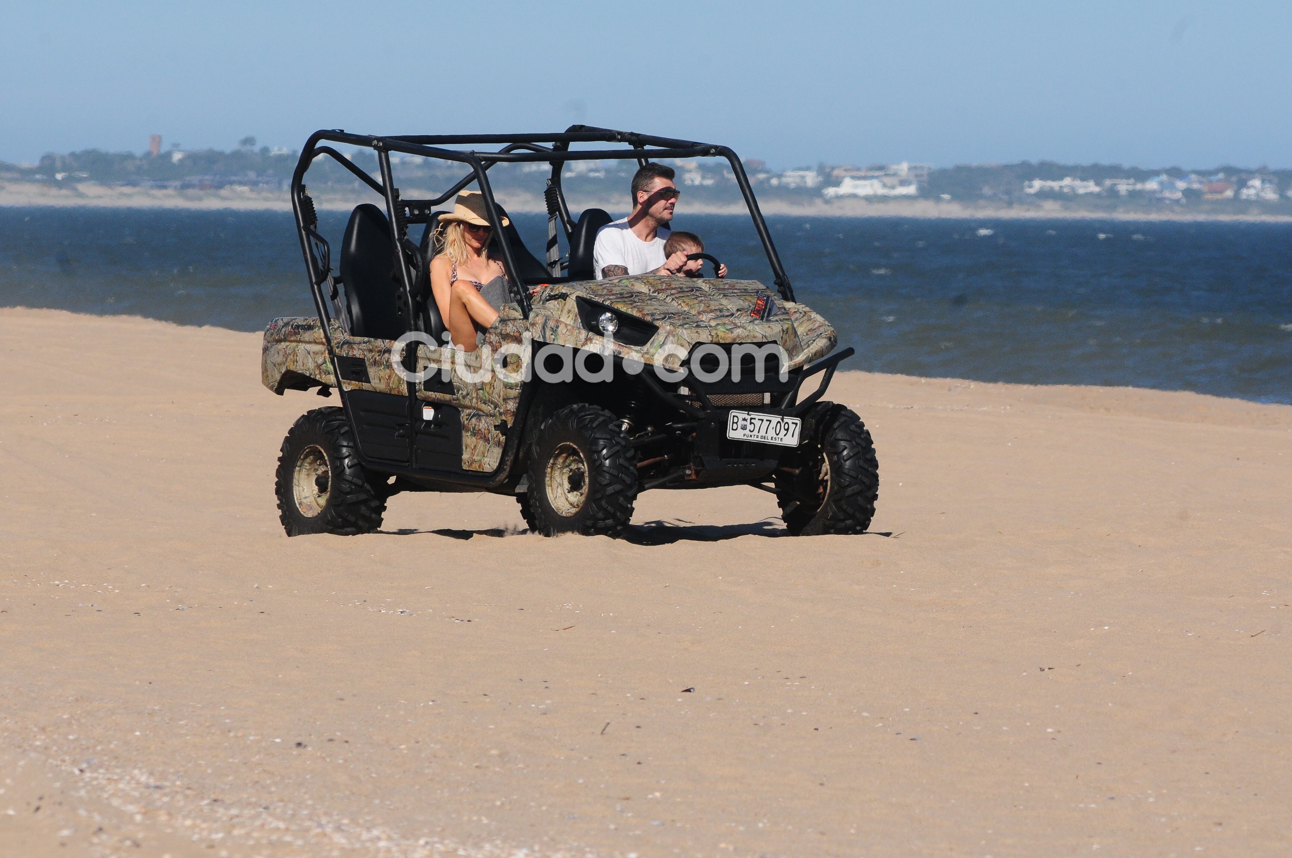 Marcelo Tinelli y Guillermina Valdés, felices junto a Lolo en Punta (Fotos: MSnews). 