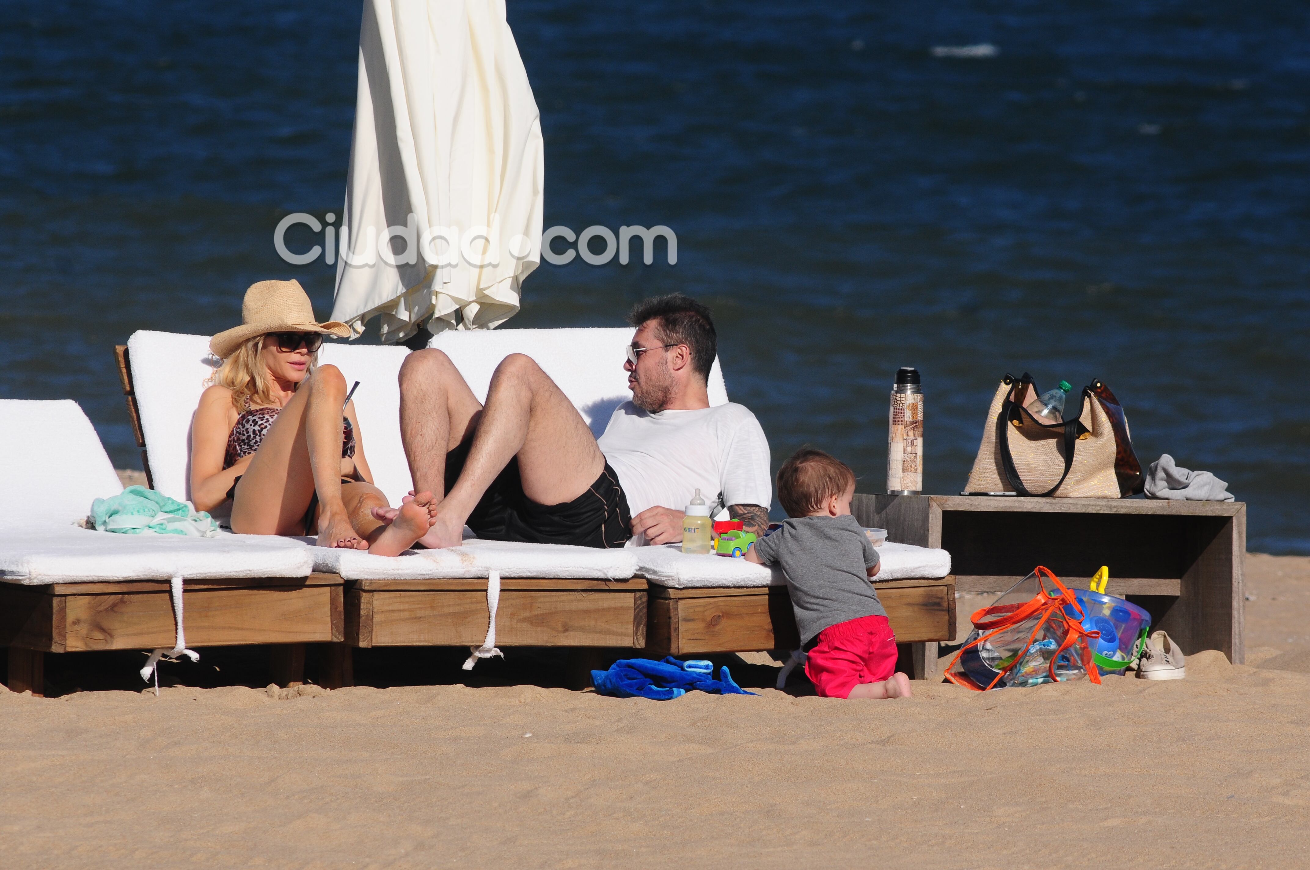 Marcelo Tinelli y Guillermina Valdés, felices junto a Lolo en Punta (Fotos: MSnews). 