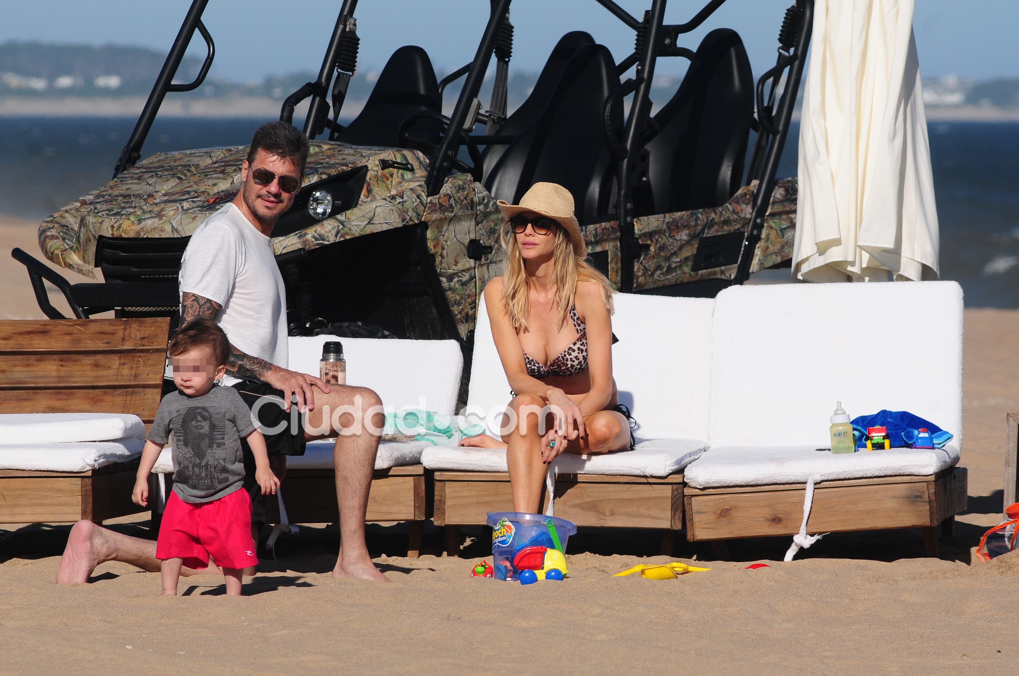 Marcelo Tinelli y Guillermina Valdés, felices junto a Lolo en Punta (Fotos: MSnews). 