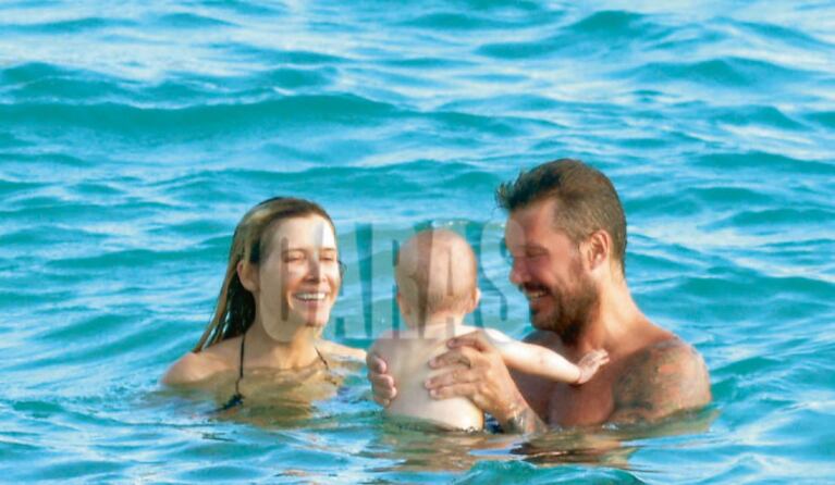 Marcelo Tinelli y Guillermina Valdés junto a Lolo, en una paradisíaca playa nudista de Saint Barth. (Foto: revista Caras)