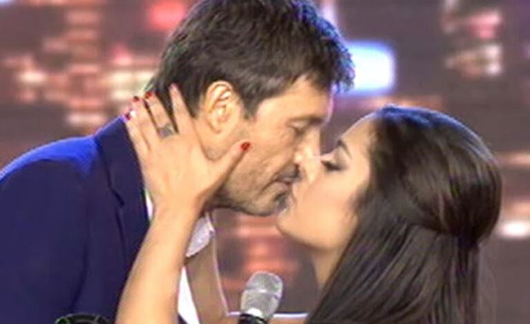 Marcelo Tinelli y otro "beso" con Larisa Riquelme. (Foto: Web)