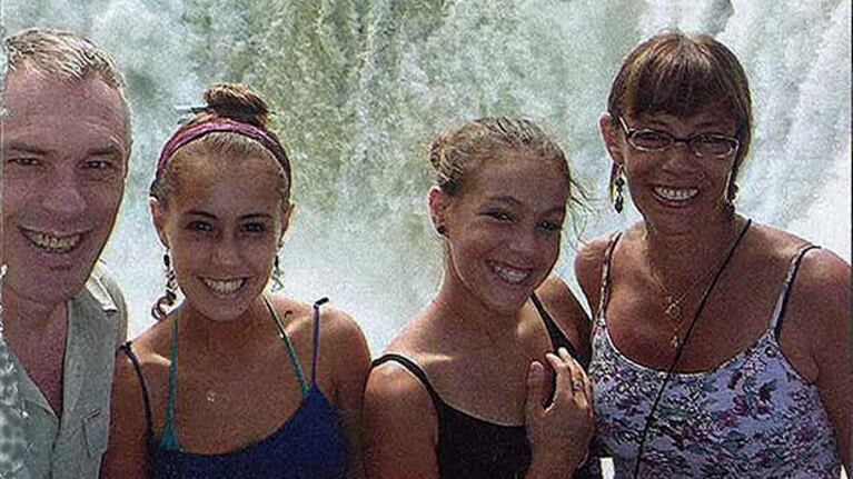 Marcelo Zlotogwiazda, junto a su mujer y sus hijas, Lara (16) e Ivana (12). (Foto: revista Paparazzi)