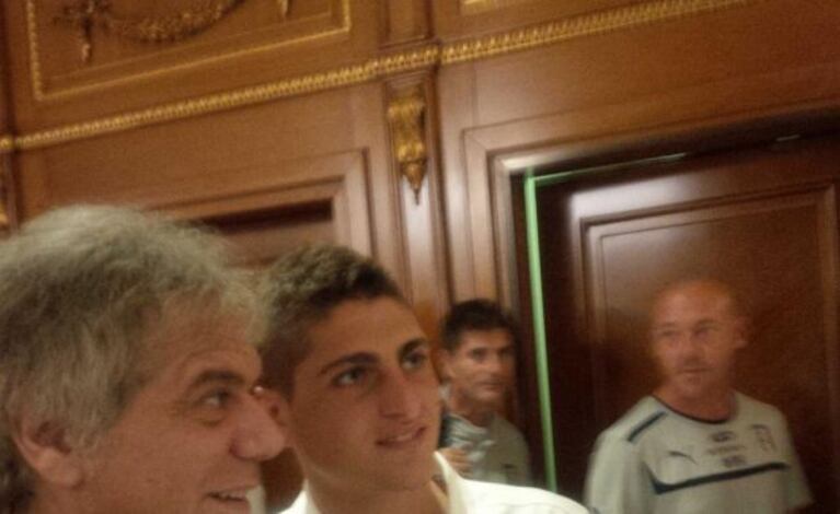 "Marco Verratti recibe indicaciones de Beto", bromeó Dalessandro. (Foto: Twitter)