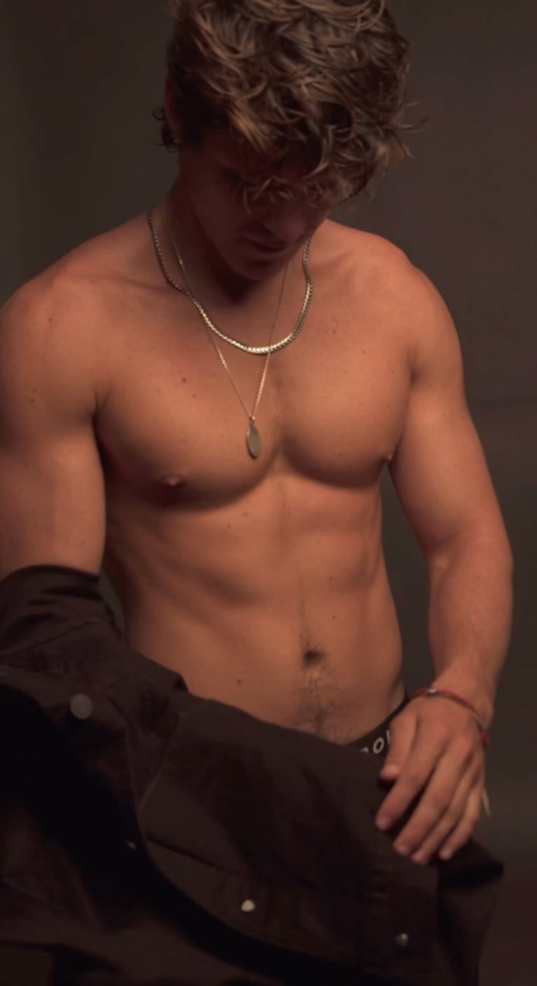 Marcos Ginocchio posteó un sensual video modelando: torso desnudo, campera de cuero y mucha picardía