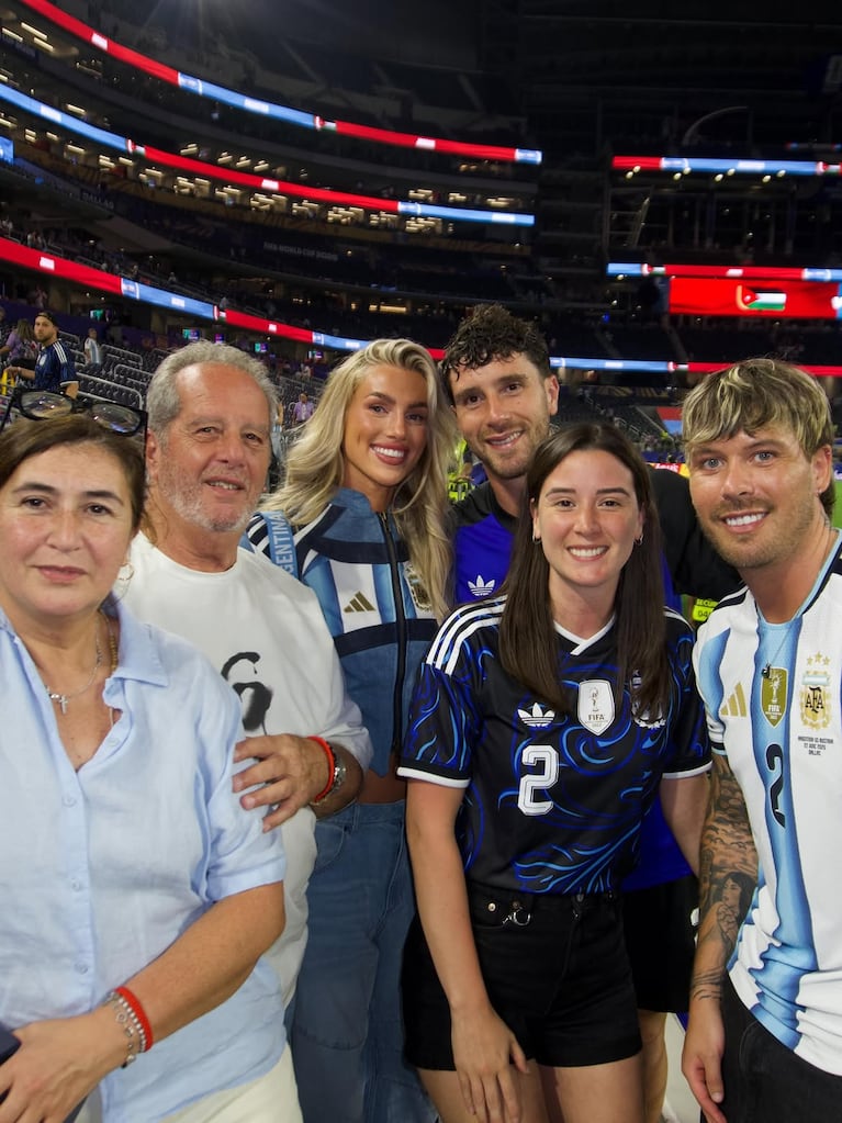 Marcos Senesi y Kelci-Rose Bowers con la familia del futbolista. Foto: Instagram _kelci.rose_