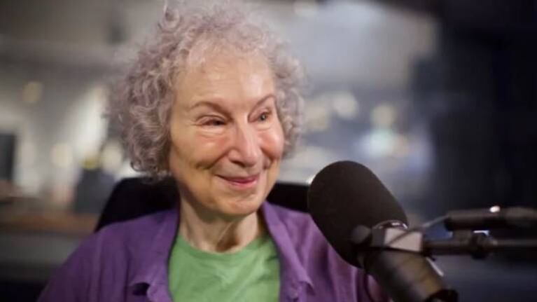 Margaret Atwood advierte que el mundo está amenazado como en su distopía de The Handmaids Tale