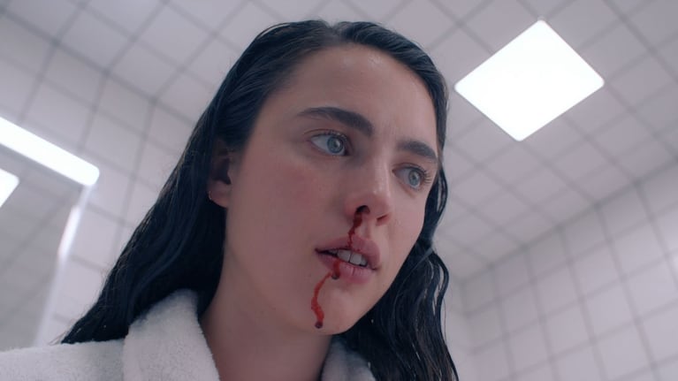Margaret Qualley es Sue en La sustancia, el éxito de Netflix.