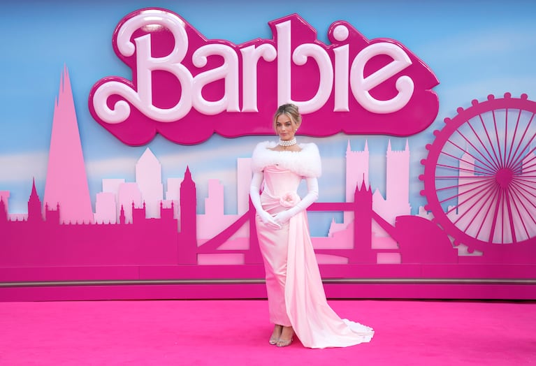 Margot Robbie posa en el estreno de la película 'Barbie' en el 2024 en Londres luciendo un vestido rosa y guantes blancos similares a los de la Barbie de la Noche Encantada (Foto: AP)