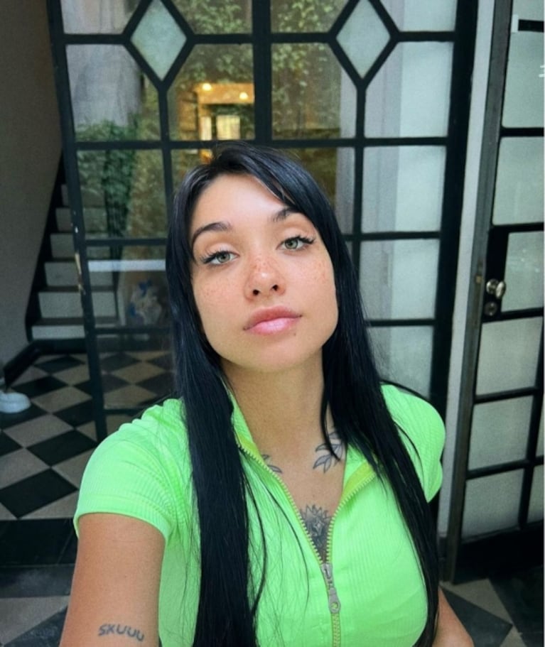 María Becerra apostó al color de la temporada: verde flúor y cabello negro azabache