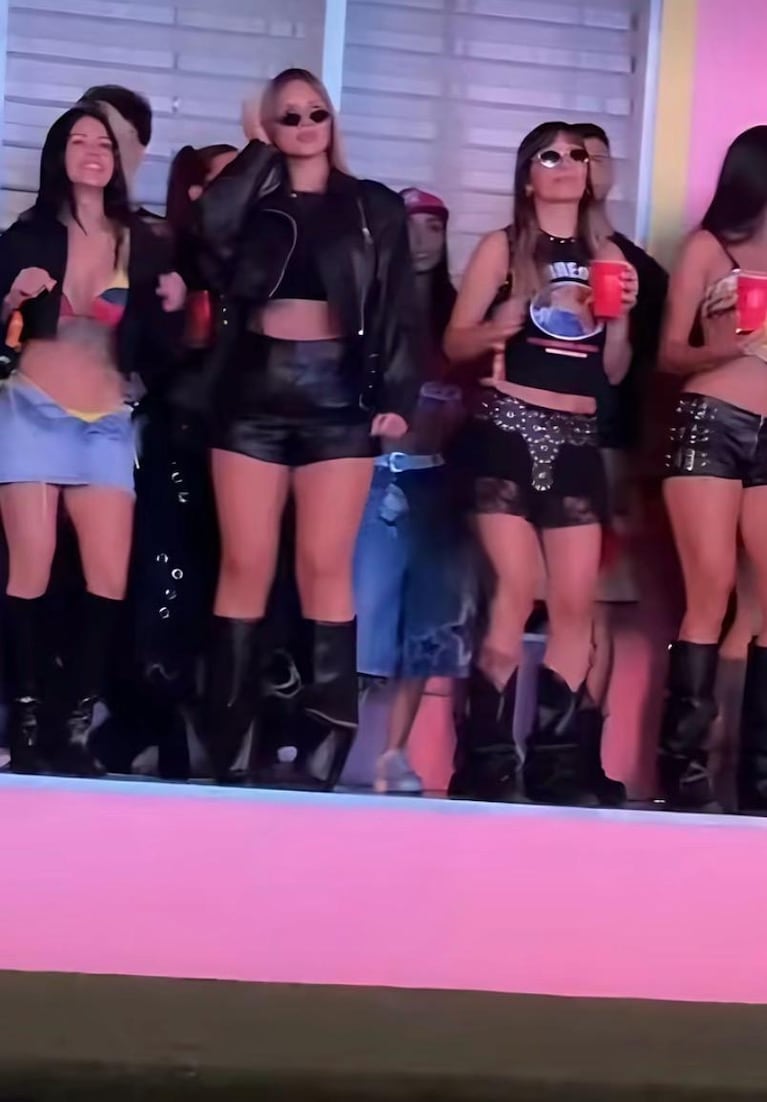 María Becerra en "la casita" de Bad Bunny en su primer show en Argentina, se la ve atrás con gorrita y bermudas (Foto: TikTok).