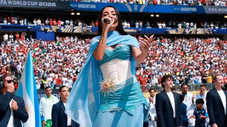 María Becerra fue tendencia en redes por su look y su interpretación en la final entre Argentina y España en Nueva Jersey.