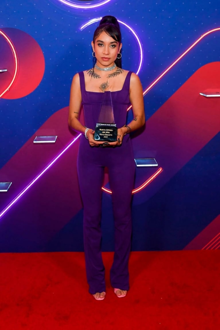 María Becerra ganó el premio a Nueva Artista del Año en los Latin American Music Awards 2022 e impactó en la alfombra roja