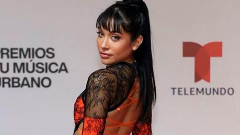 María Becerra impactó con su look en los Premios Platino.